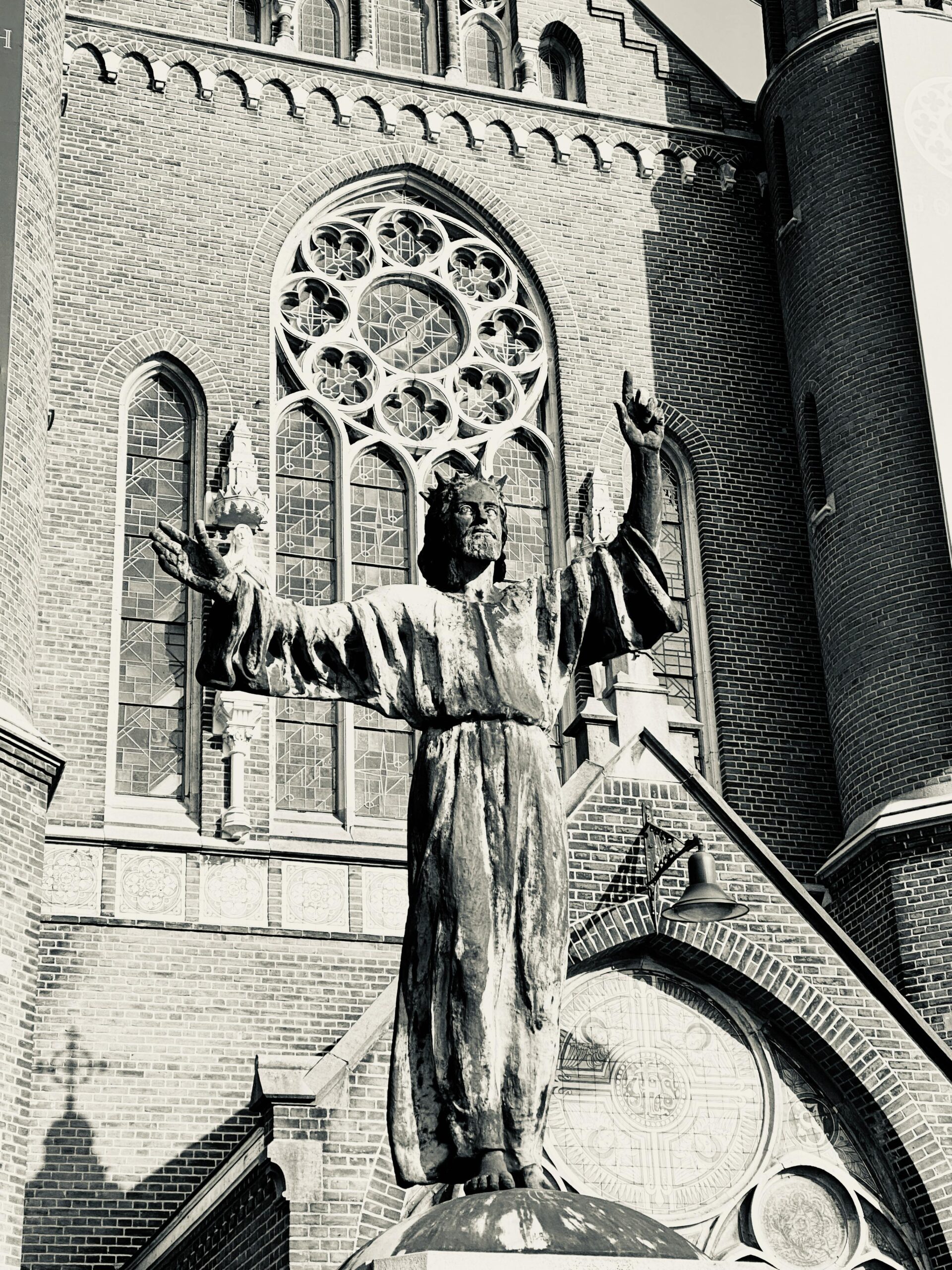 Black and white photo of the Christus Koning statue outside a church in Alkmaar, Netherlands.